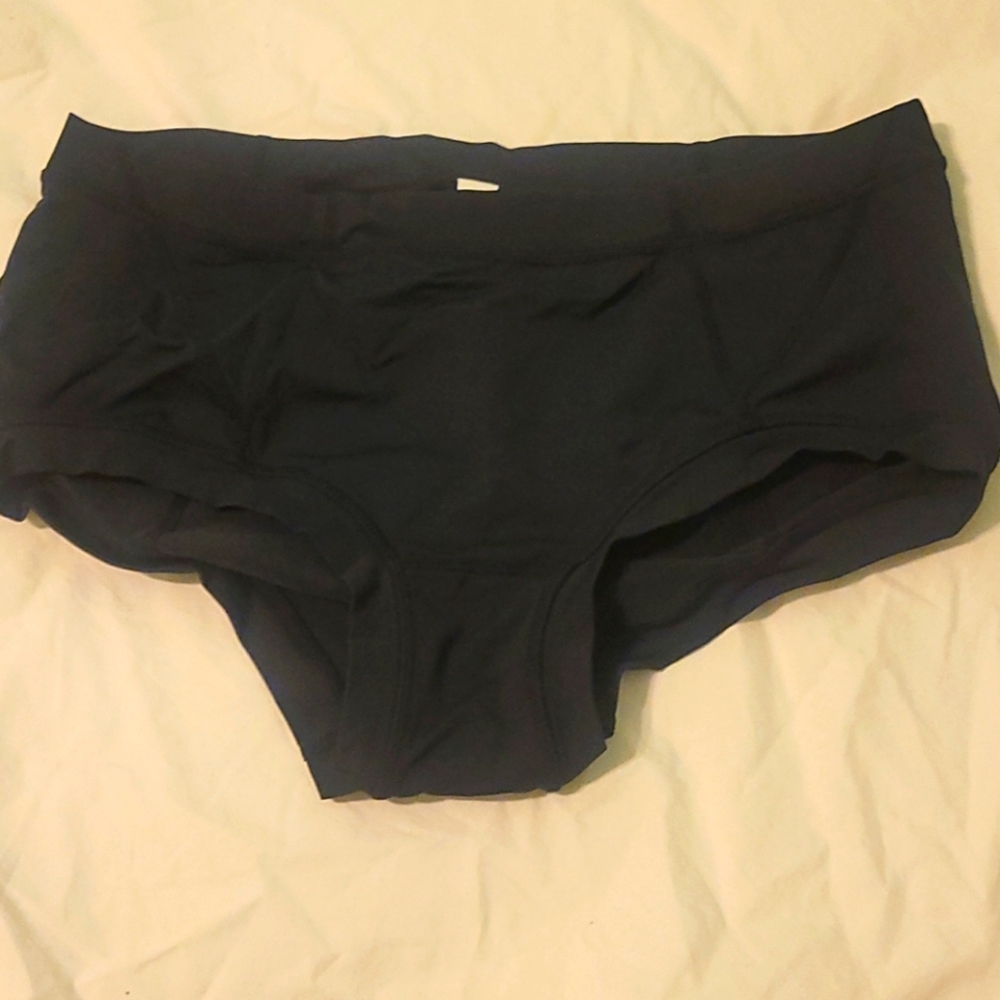 Lululemon woman size 8 race brief black